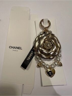 VIP/ GWP Camellia Pearl & Gold Heart Keychain
